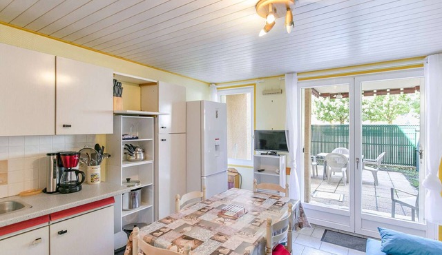 Cozy Ground Floor T2 Cabin for 6 with Balcony, WiFi, Parking, Near Ski Resorts & Amenities