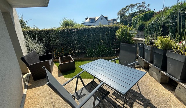 Cozy Ground-Floor Apartment with Double Terrace, Near Beach & Shops, 1 Bedroom Sleeps 2