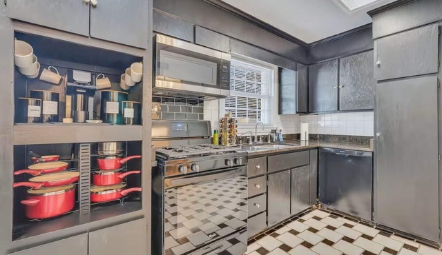 Cozy, Group and Family-Friendly 4-bedroom house in Savannah