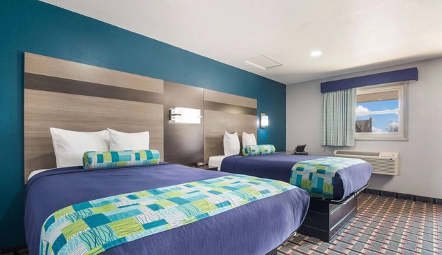 Cozy Group Lodging! 2 Rooms, Parking, Pet-Friendly, Close to Local Attractions!