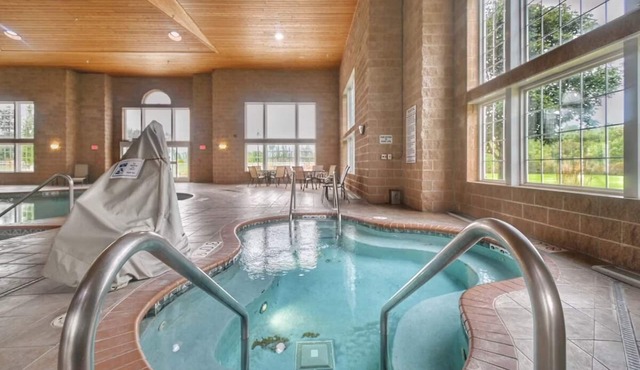 Cozy Group Stay | Free Parking, Pool, Gym, & Riverside Adventures Nearby!