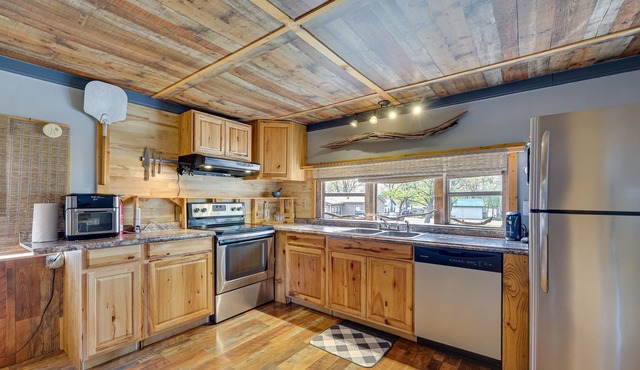 Cozy Grove Vacation Rental Near Neosho River