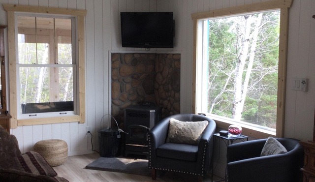 Cozy Guest cottage waterfront with screened in gazebo