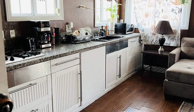 Cozy Guest Home in Central LA! Five minutes away from all major fwys: 710/105/5