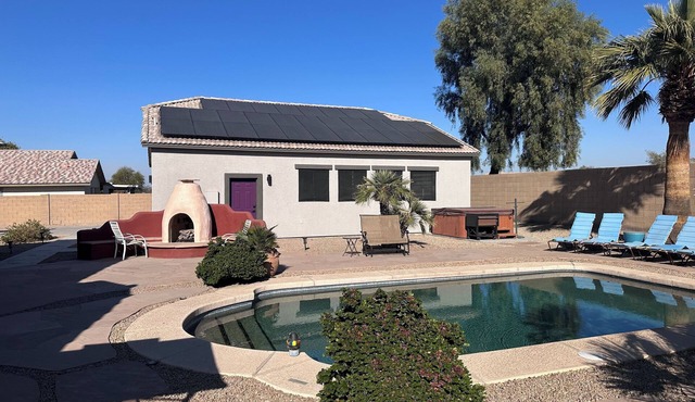 Cozy Guest House Apartment w/Shared Backyard Oasis, Spa & Pool
