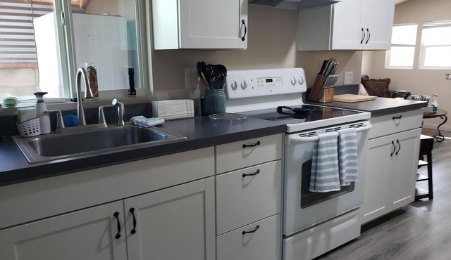 Cozy Guest House, 1BR, AC, Pets OK, Enclosed yard, New remodel