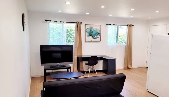 Cozy guest house close to Warner Brothers, Universal Studios, Burbank Airport