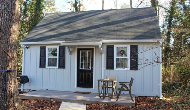 Cozy guest house in a quiet neighborhood close to all the happenings in Richmond
