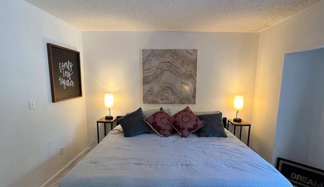 Cozy Guest House in the Heart of Felida- AC,WiFi-close to restaurants, parks.