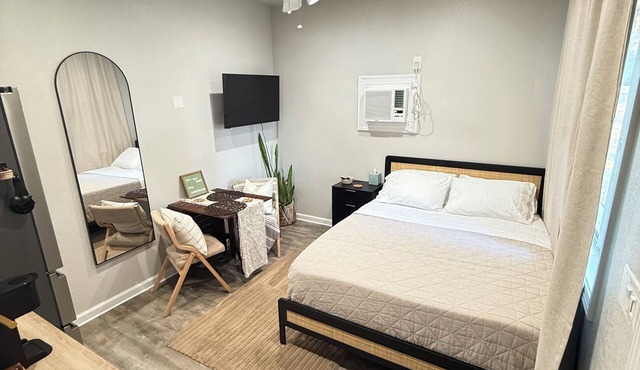 Cozy Guest house - Near FSU, Trails, and the airport.