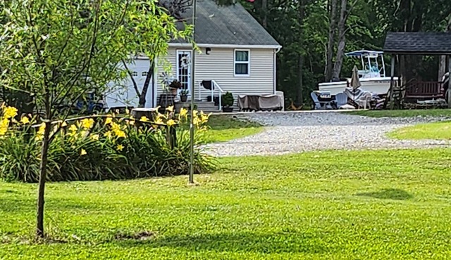 Cozy Guest House on 15 acres, with plenty of parking!