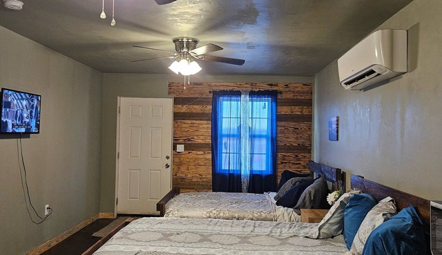 Cozy Guest Room in awesome Kingston with AC close to lake Texoma Lots of parking
