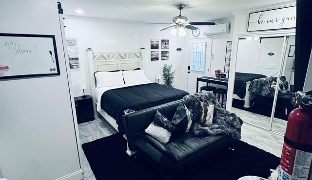 Cozy Guest Suite Studio with Private Entrance. Minutes away from hospitals