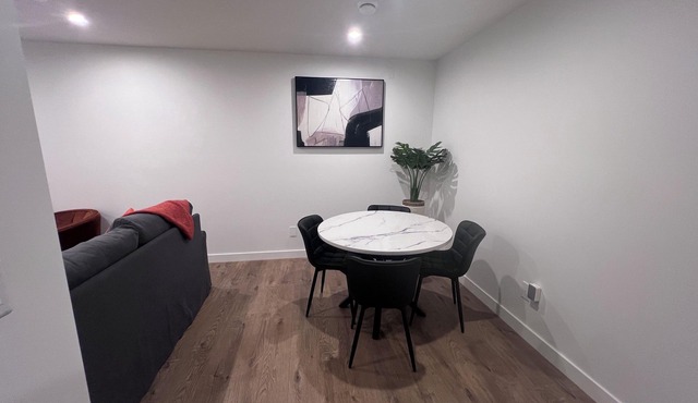 Cozy guest suite, walking trails, mins from Canada Olympic Park & Banff