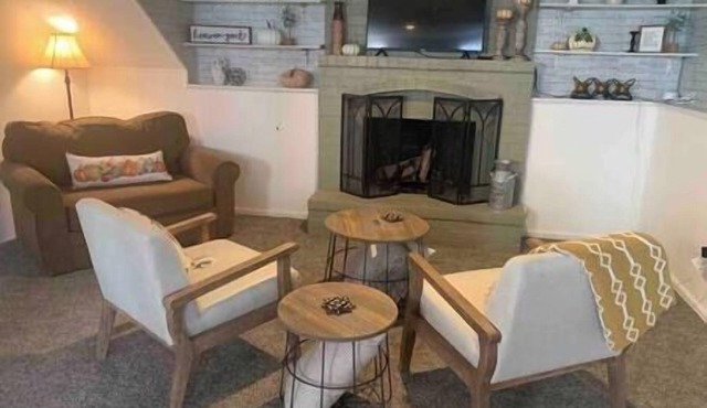 Cozy Guest Suite with Fireplace & Private Entrance