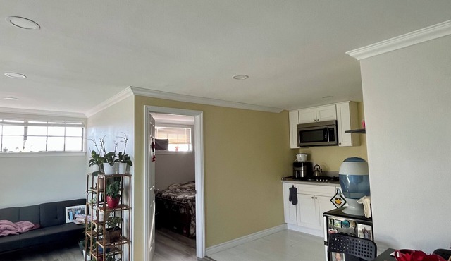 Cozy guesthouse with AC and WiFi in peaceful Fountain Valley