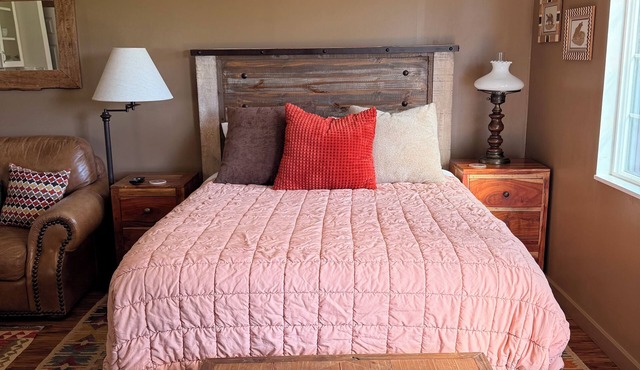 Cozy guesthouse w/hot tub access, near Capitol Reef N.P. Pet friendly!