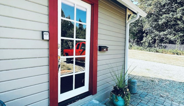 Cozy Guesthouse with WIFI, quiet and secure location w/1hr drive to Mt. Rainer