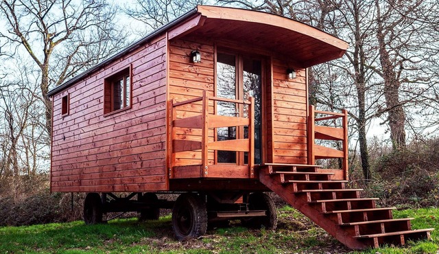 Cozy Gypsy Caravan Retreat in Berry with Solar Power and Full Amenities