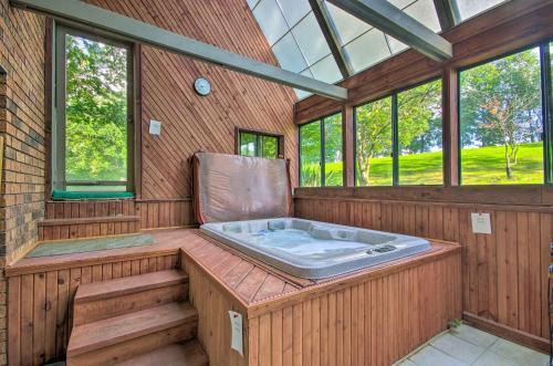 Cozy Hallsville Apartment with Shared Hot Tub!