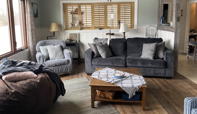 Cozy Happy RiverHouse with panoramic views of the Rock River