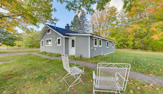 Cozy Harbor Springs Vacation Rental, 13 Mi to Town
