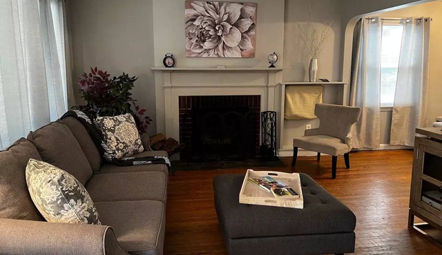 Cozy Haven 5 mins from airport/Parking/Patio