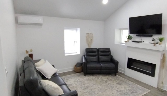 Cozy Haven A Romantic Get-A-Way with HOT TUB