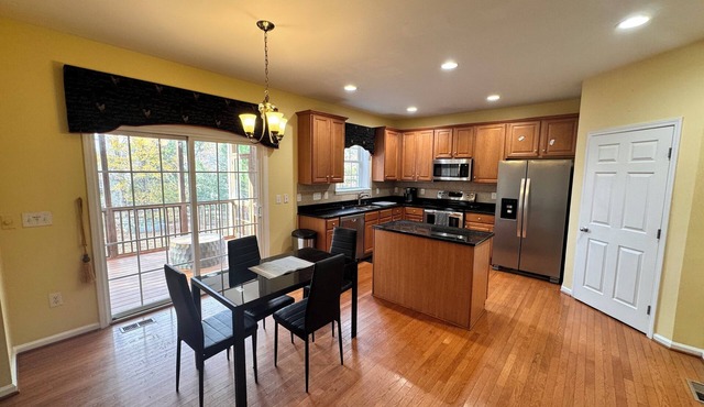 Cozy Haven in pleasant Holly Springs with jacuzzi, fireplace & outdoor firepit