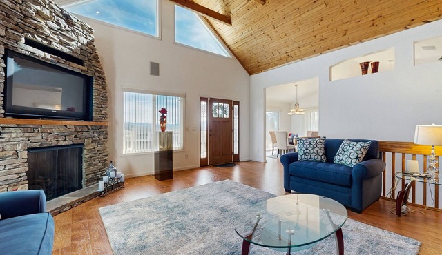 Cozy haven with panoramic Smokey Mountain views - dog friendly!