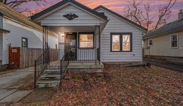 Cozy Hazel Park 2BR retreat w/free parking near top attractions