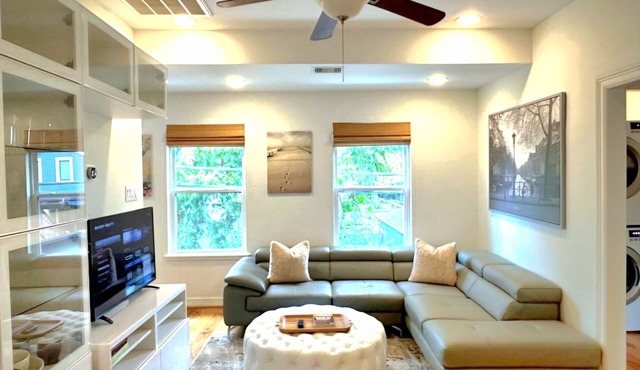 Cozy Heights Home 🌅🌄(Fenced, Yard, Garage)