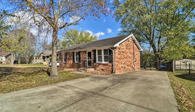 Cozy Hendersonville Home with Yard - Near Lake!