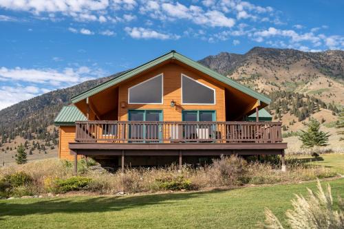 Cozy Henrys Lake Escape - 20 Miles to Yellowstone!