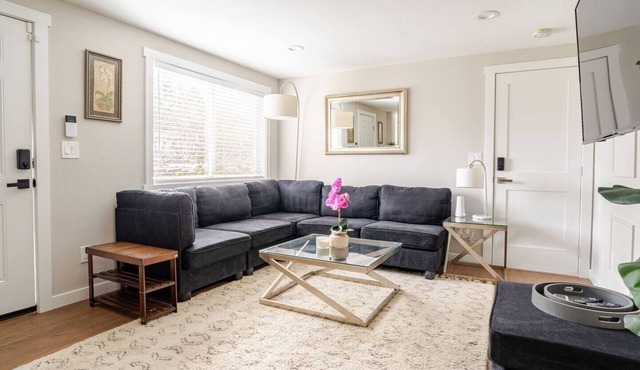 Cozy hidden gem, 2-bedroom house minutes from Seattle. Home away from home