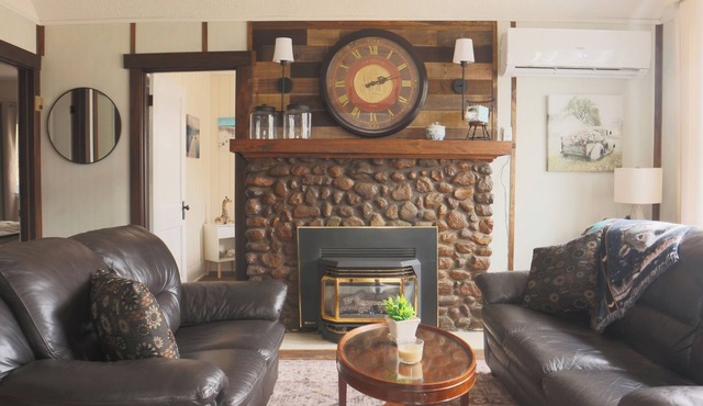 Cozy hidden gem in Amherstburg with a view of Lake Erie.