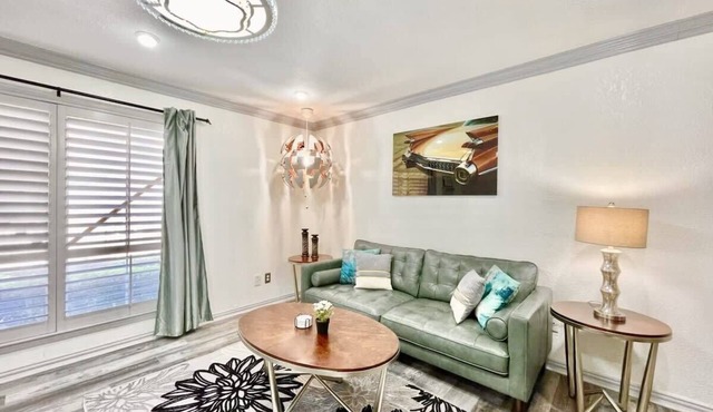 Cozy Hideaway, Central Location, Modern Elegance