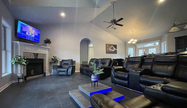 Cozy hideaway on 3 acres! Close to Lakes! Hot Tub~Pool~Bunk/Game Room