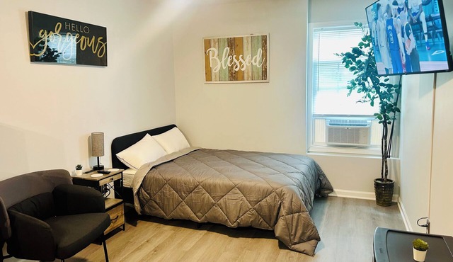 Cozy Hideaway Studio 12 minutes from ATL airport for your quick Getaway or more!