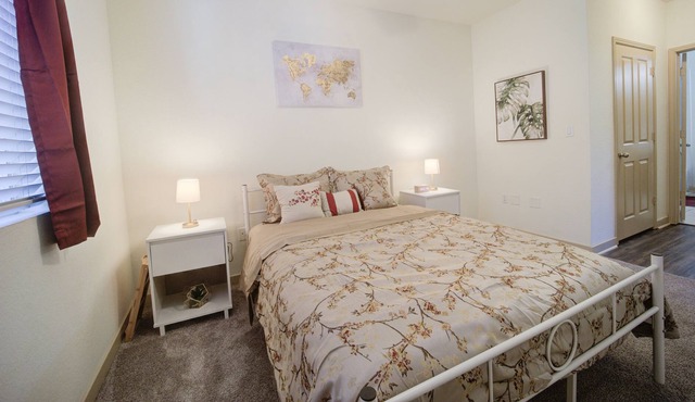 COZY HIDEAWAY ONLY A SHORT DRIVE FROM LOCAL BEACHES, BASES AND ATTRACTIONS