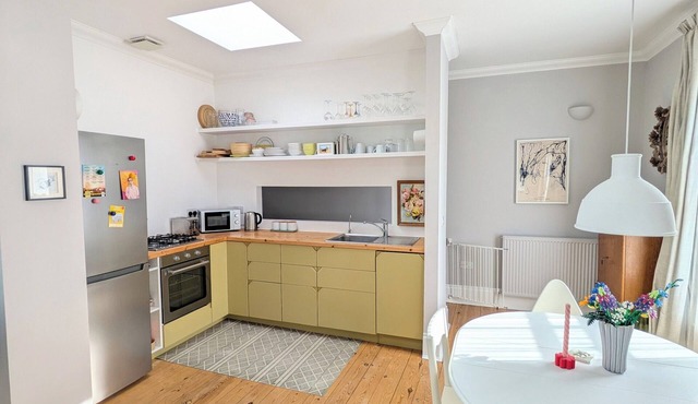 Cozy hideaway w/super fast wifi, minutes from great food places, dog friendly