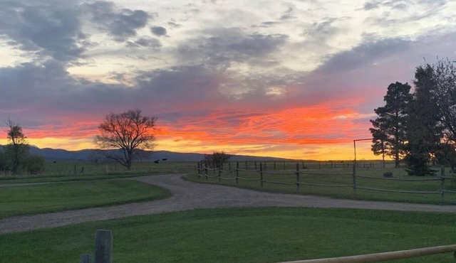 Cozy Hideaway with views of 3 Mountain Ranges