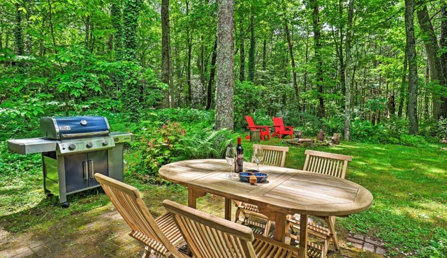 Cozy Highlands Escape - 1 Mile to Downtown!