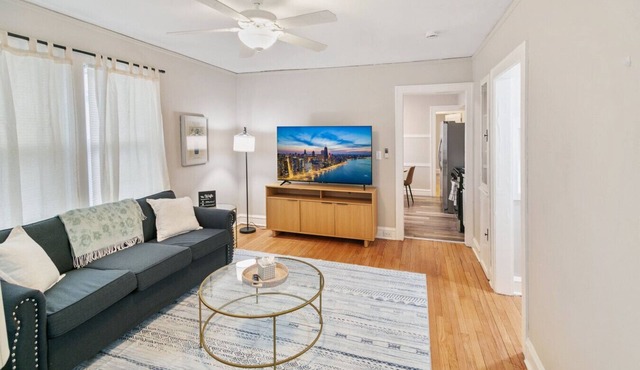Cozy Highwood Apt- 4 Bed 2 train stops to Naval Base!