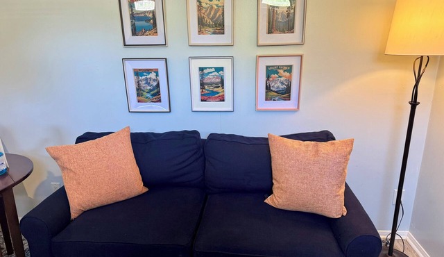 Cozy Hiker's Rest Stop with A/C, and Wifi in beautiful Agua Dulce.