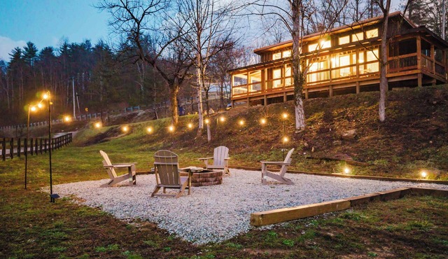 Cozy hiker’s retreat with relaxing hot tub.