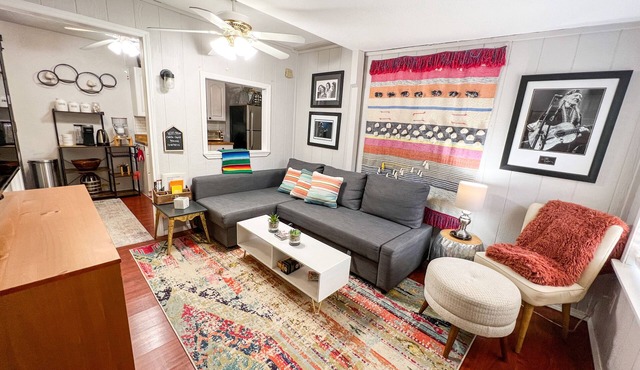Cozy Hill Country Casita w/pool, firepit - pet-friendly!