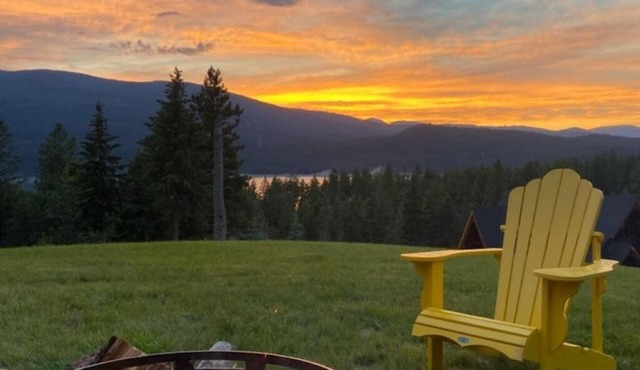 Cozy Hill Top Hideaway loft with Koocanusa lake views and cove