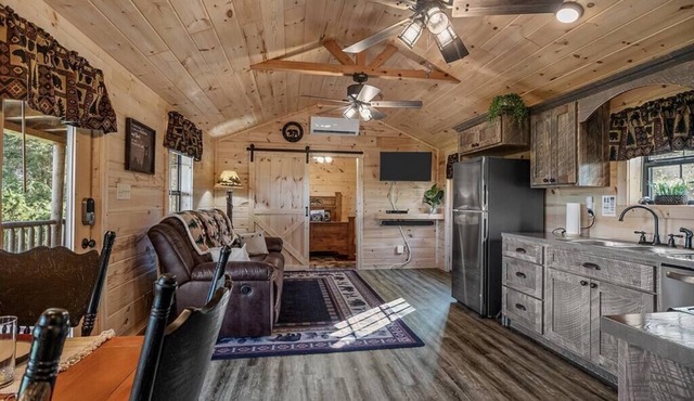 Cozy Hillside Cabin 2/1 Peaceful