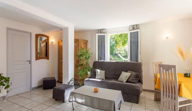 Cozy Hillside Escape in Berre